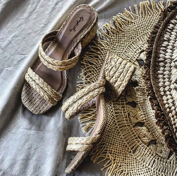 🆕️Summer Tings Collection// Natural jute Strappy Mule Sandal - Picture 3 of 9